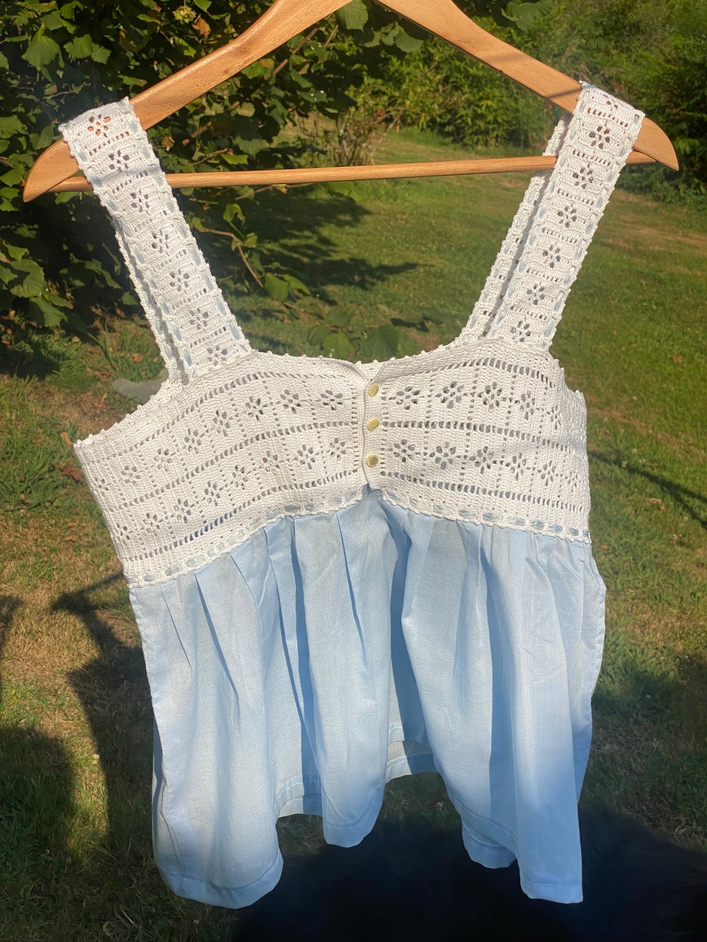 Top azul y blanco