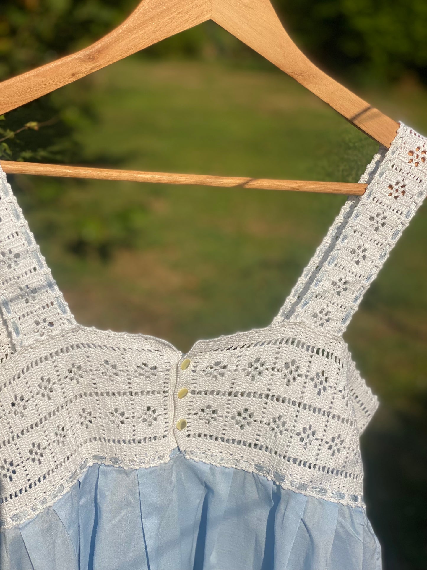 Top azul y blanco