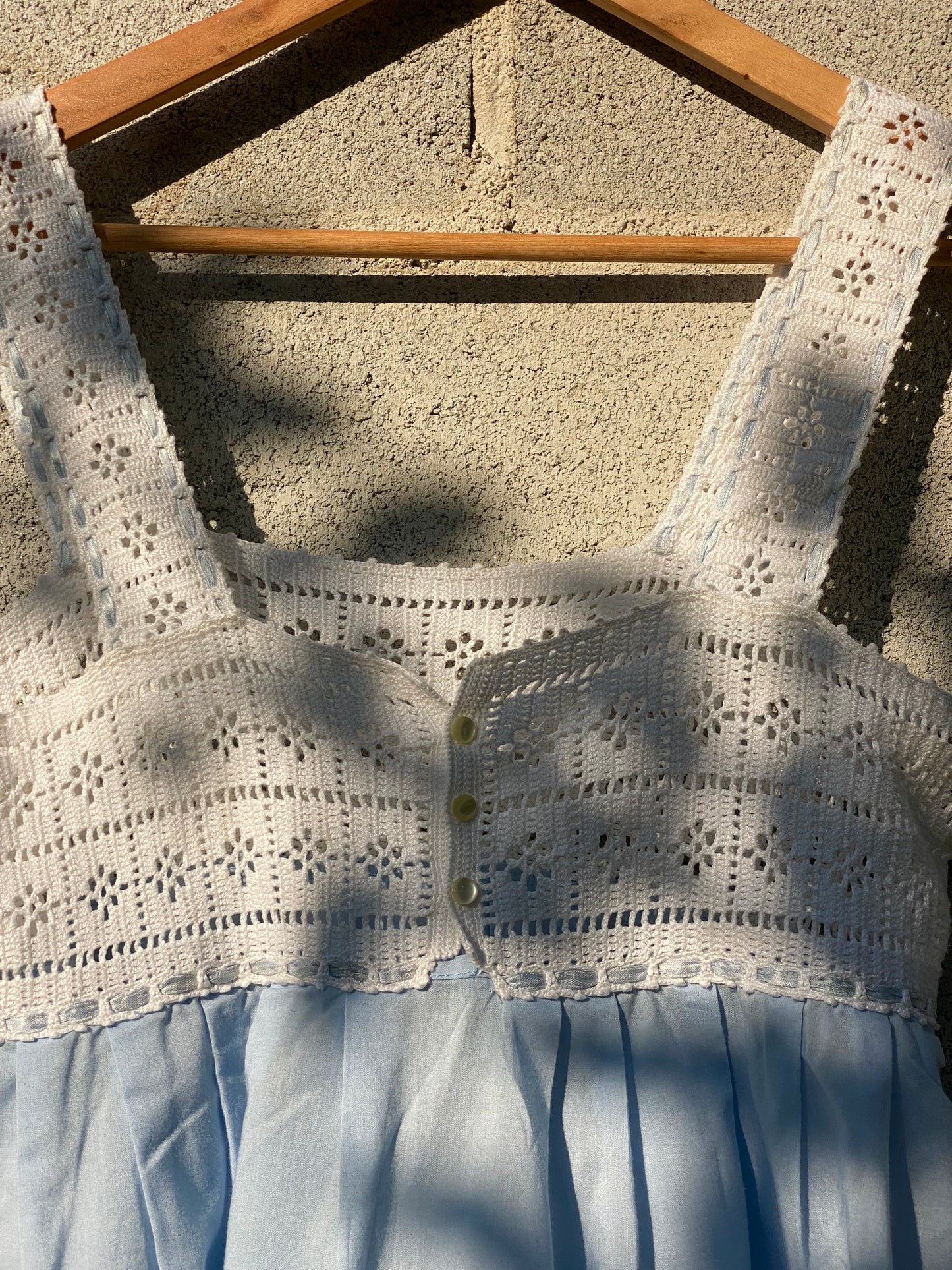 Top azul y blanco