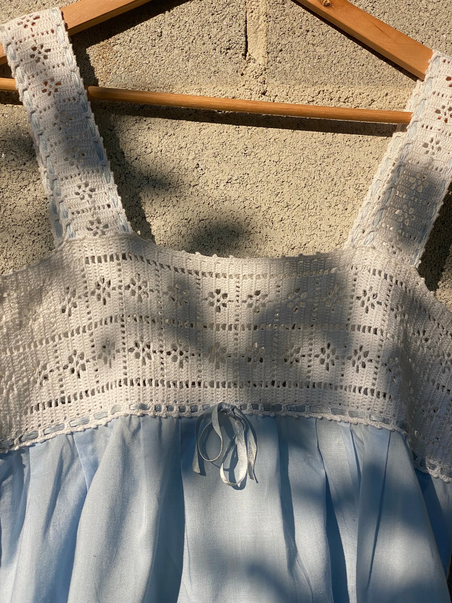 Top azul y blanco