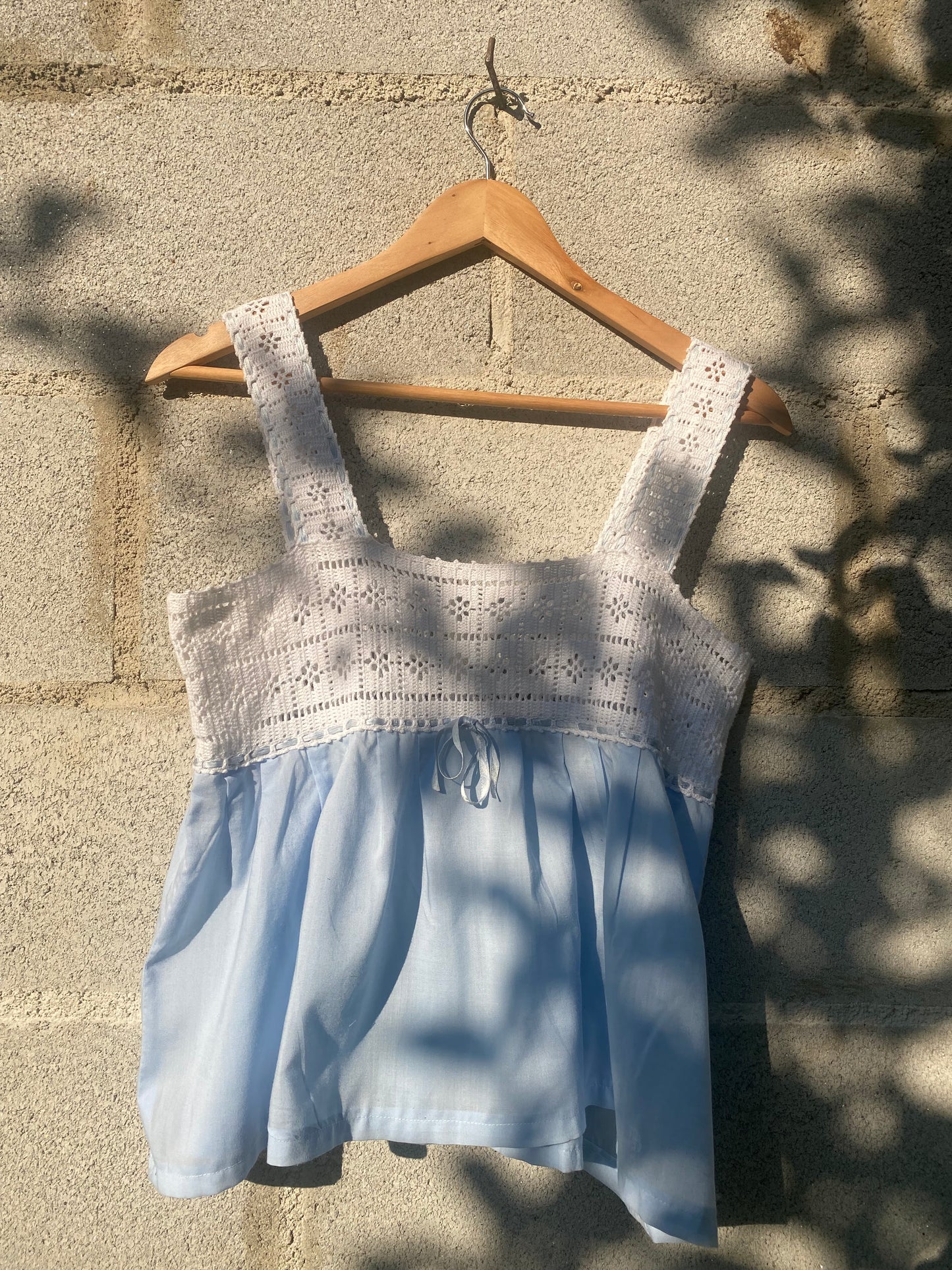 Top azul y blanco