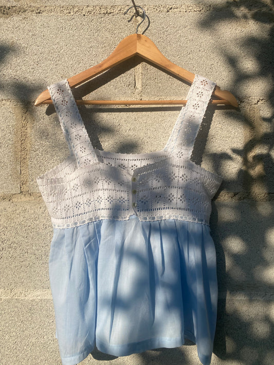 Top azul y blanco